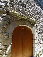 Vesseaux, Porte avec garde-pluie en pierre (1)